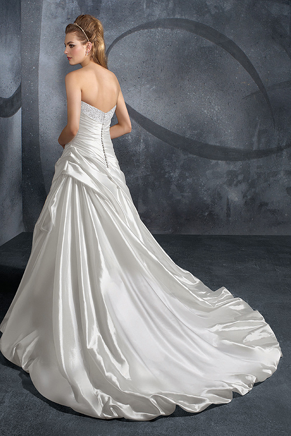 Court Train Bateau Ivory Wedding Dress - Click Image to Close